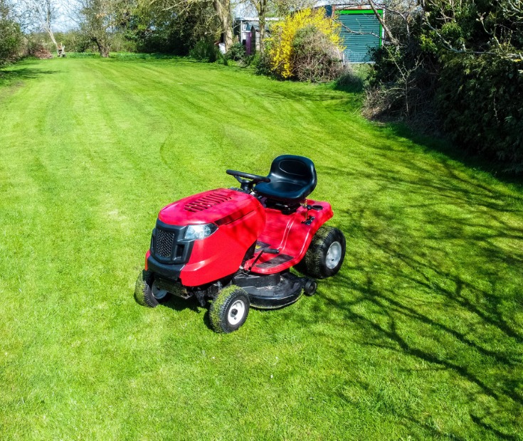 Comment choisir son tracteur tondeuse : conseils, modèles et coût